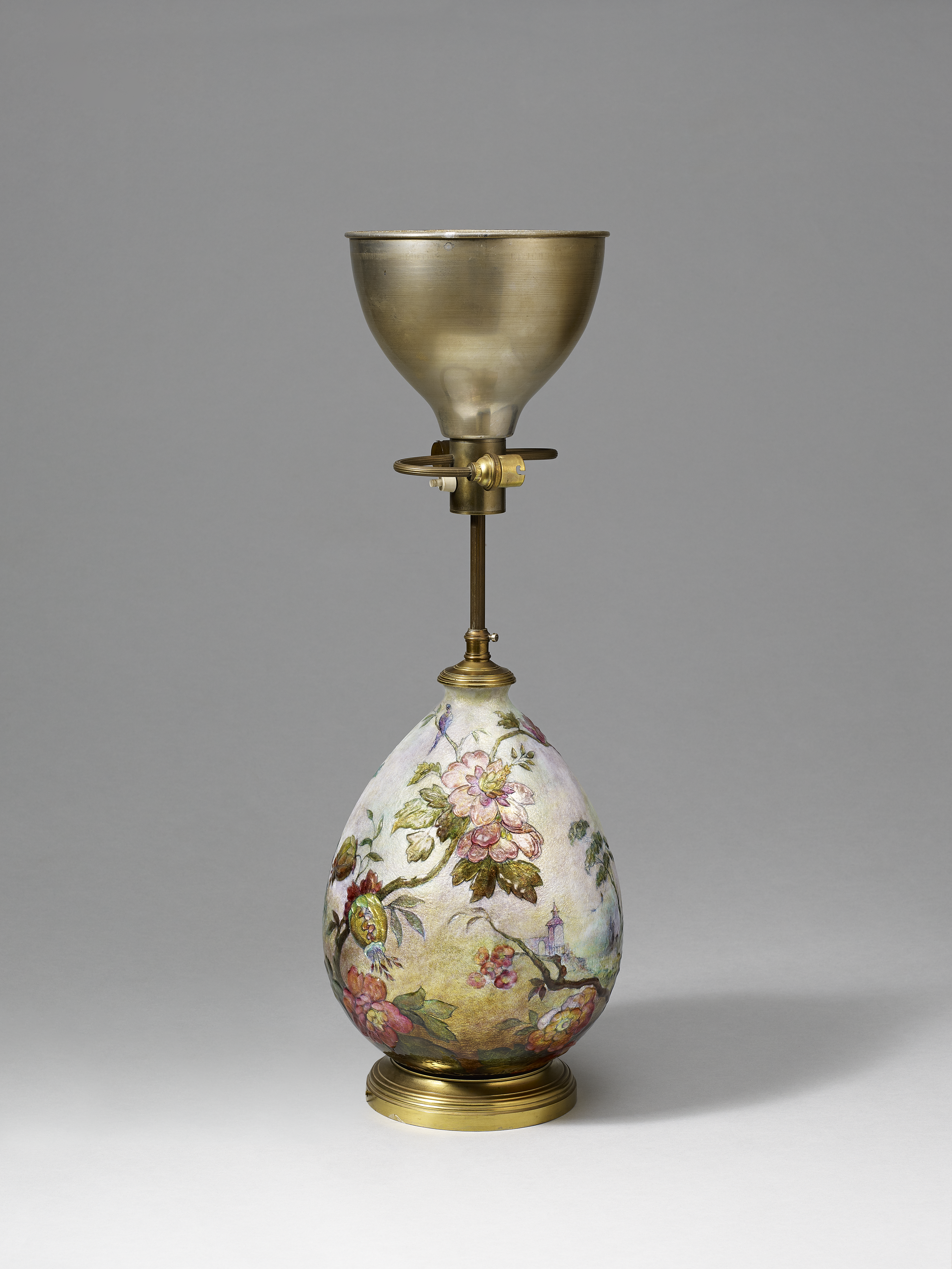 Rare et grand vase émaillé a décor de la Compagnie des Indes