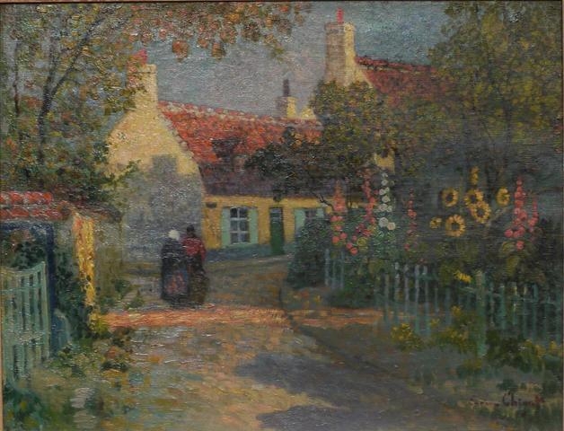 Unterhaltung zweier Damen auf einem Weg
neben einem Haus mit Garten. 