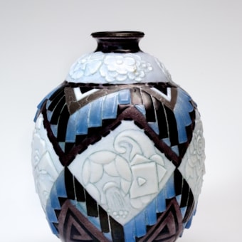 Bedeutende, große emaillierte Metallvase  in Bulbusform