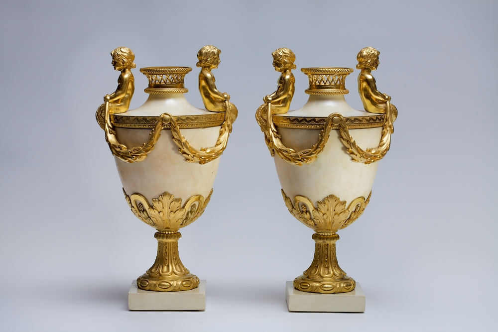 Ein bedeutendes Paar Marmorvasen