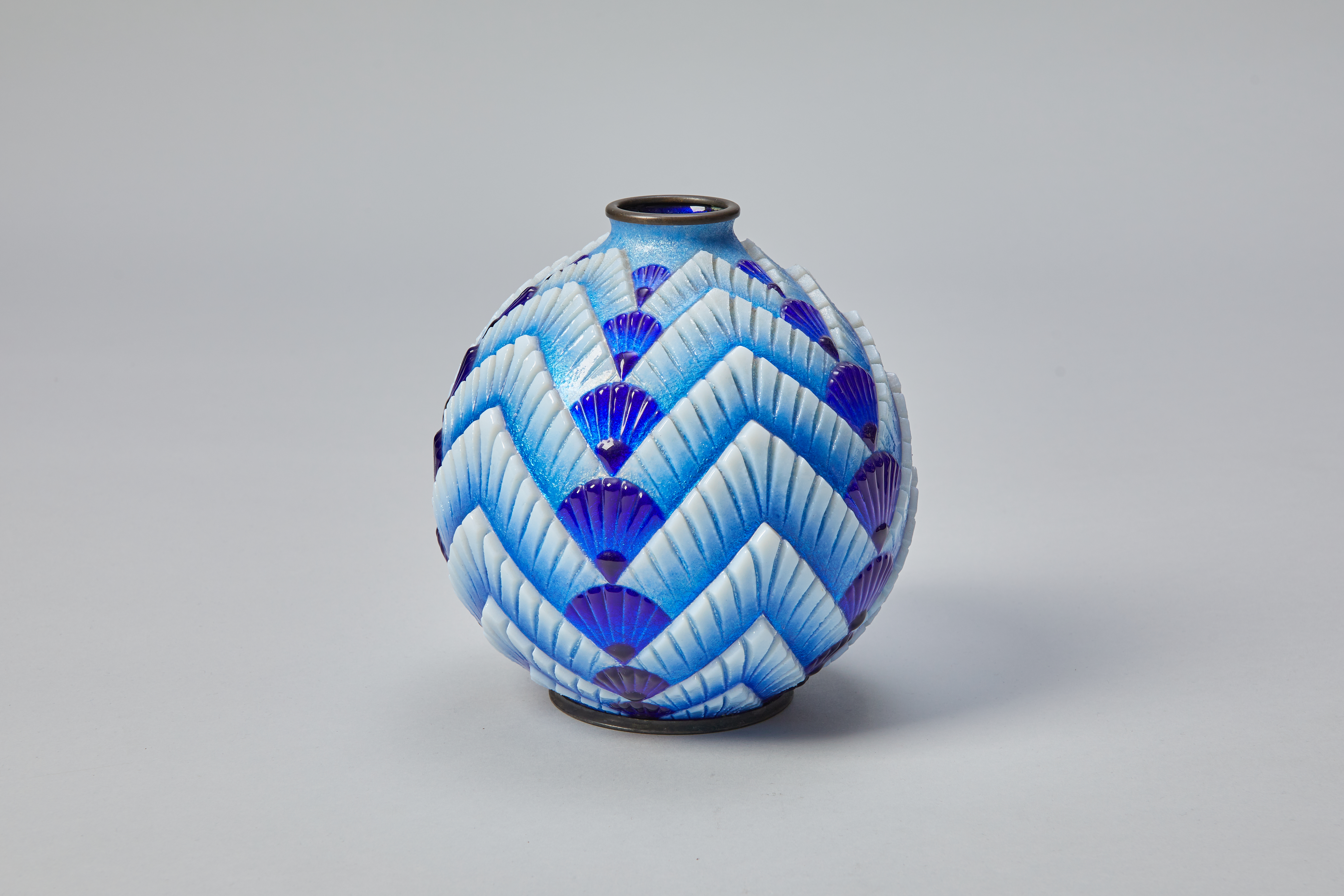 Geometric pattern white and blue