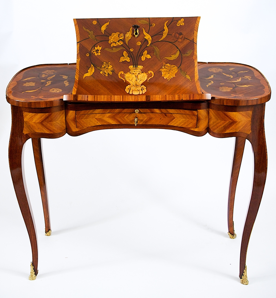 Un beau bureau avec marqueterie florale