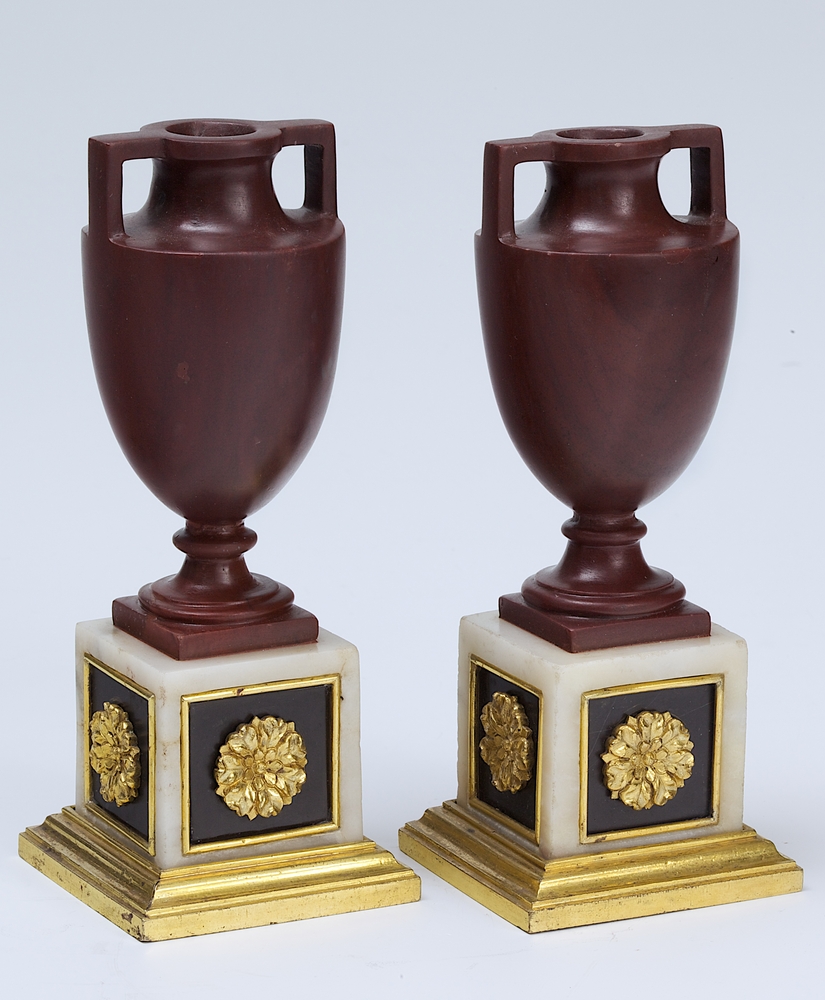 Une paire de vases néoclassiques « rosso antico »