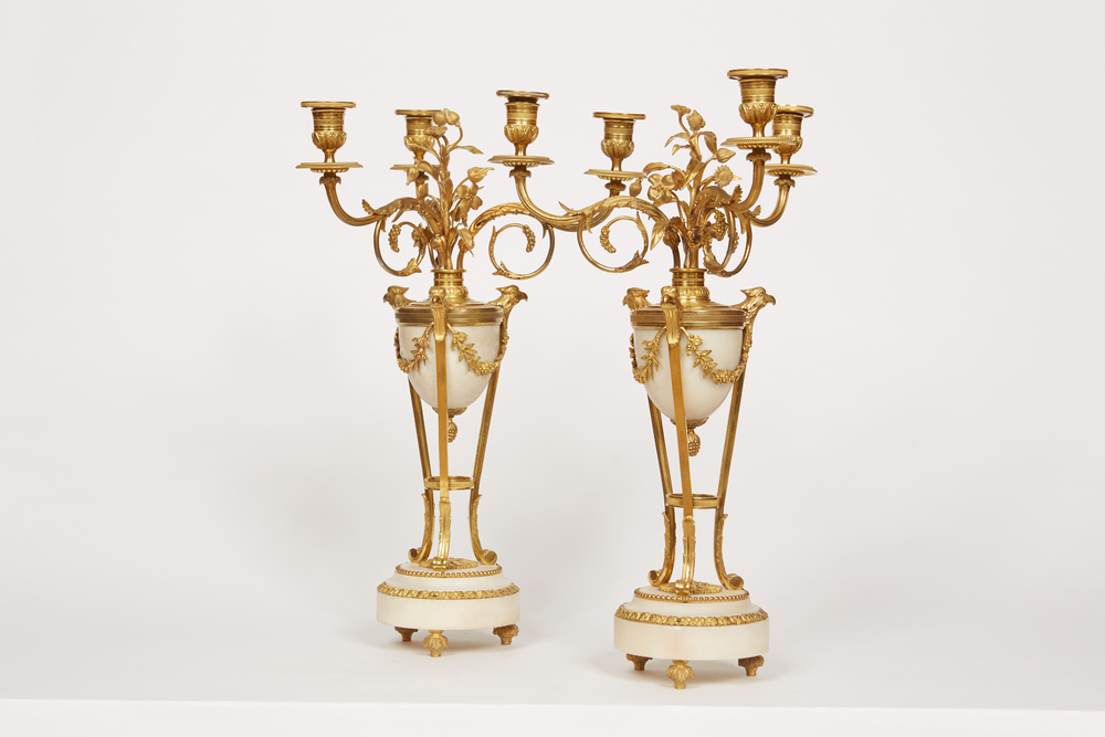 Ein Paar dreiflammige Kandelaber