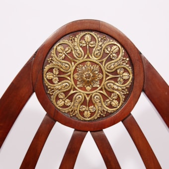 Ein Paar neogotische Hallenstühle