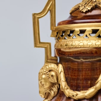 Une paire de vases dorés en onyx oriental