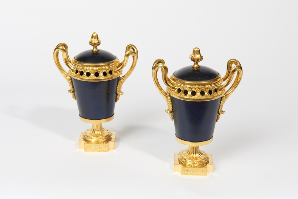 Ein Paar seltene Br&#251;le Parfum 