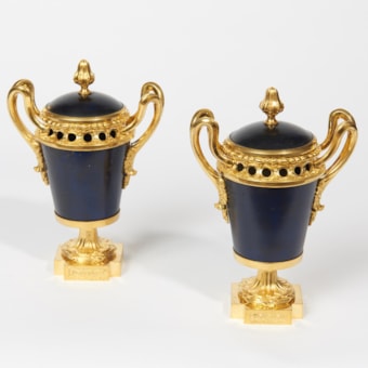 Une paire de parfums Brûle rares