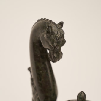 Lampe a huile rare en serpentine verte de style égyptien antique