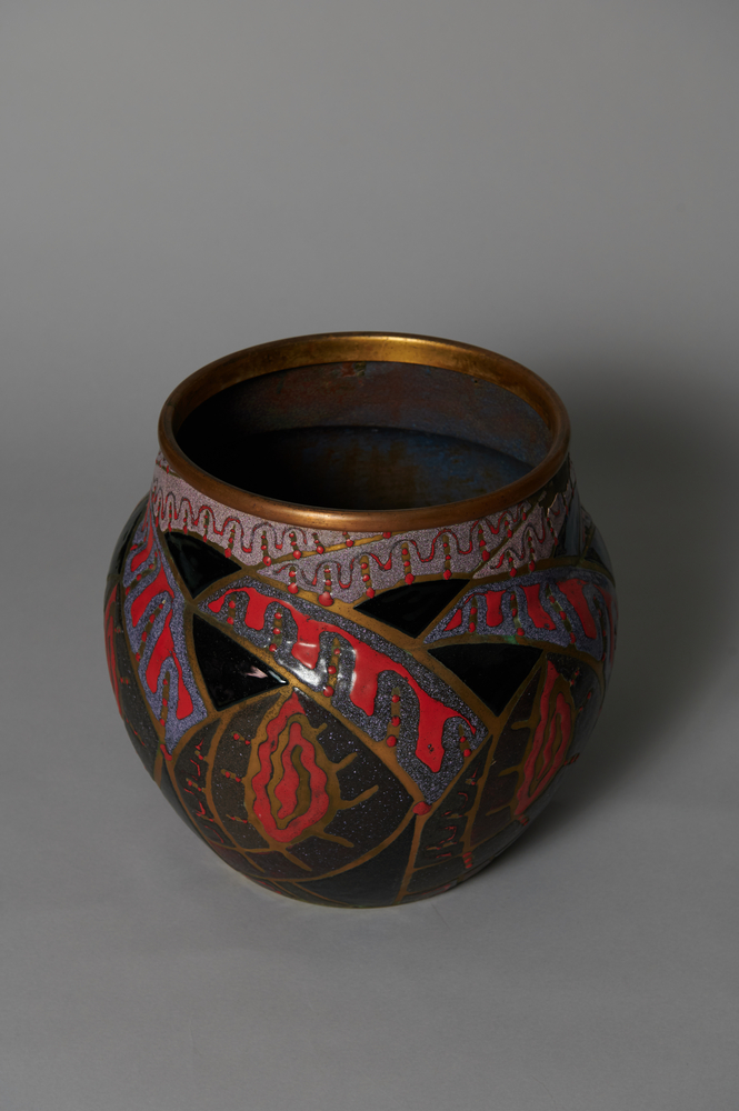 Vase a motifs fantastiques