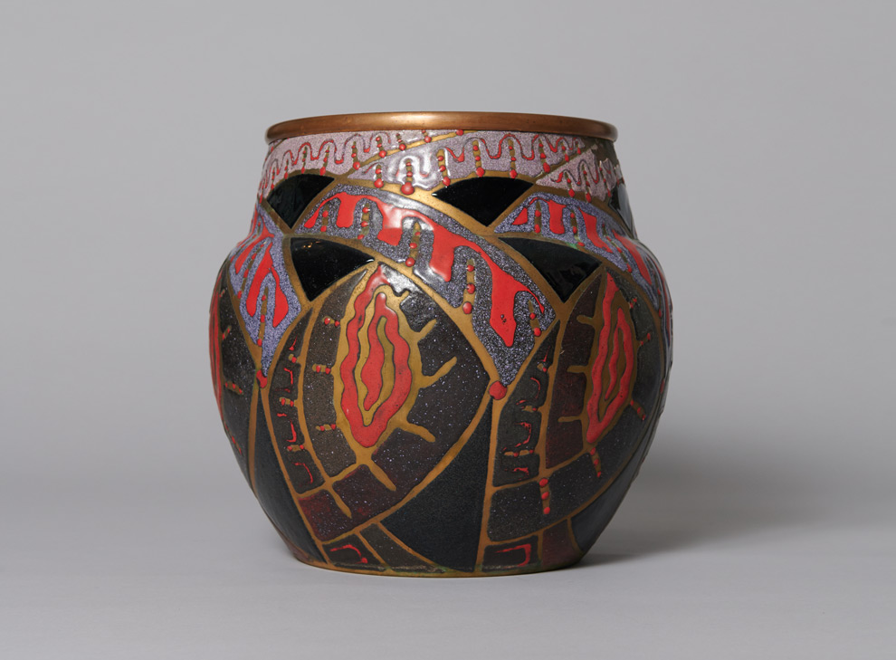 Vase a motifs fantastiques