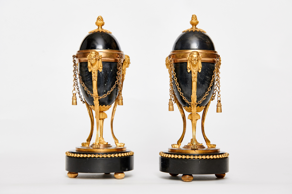 Ein Paar Cassolettes