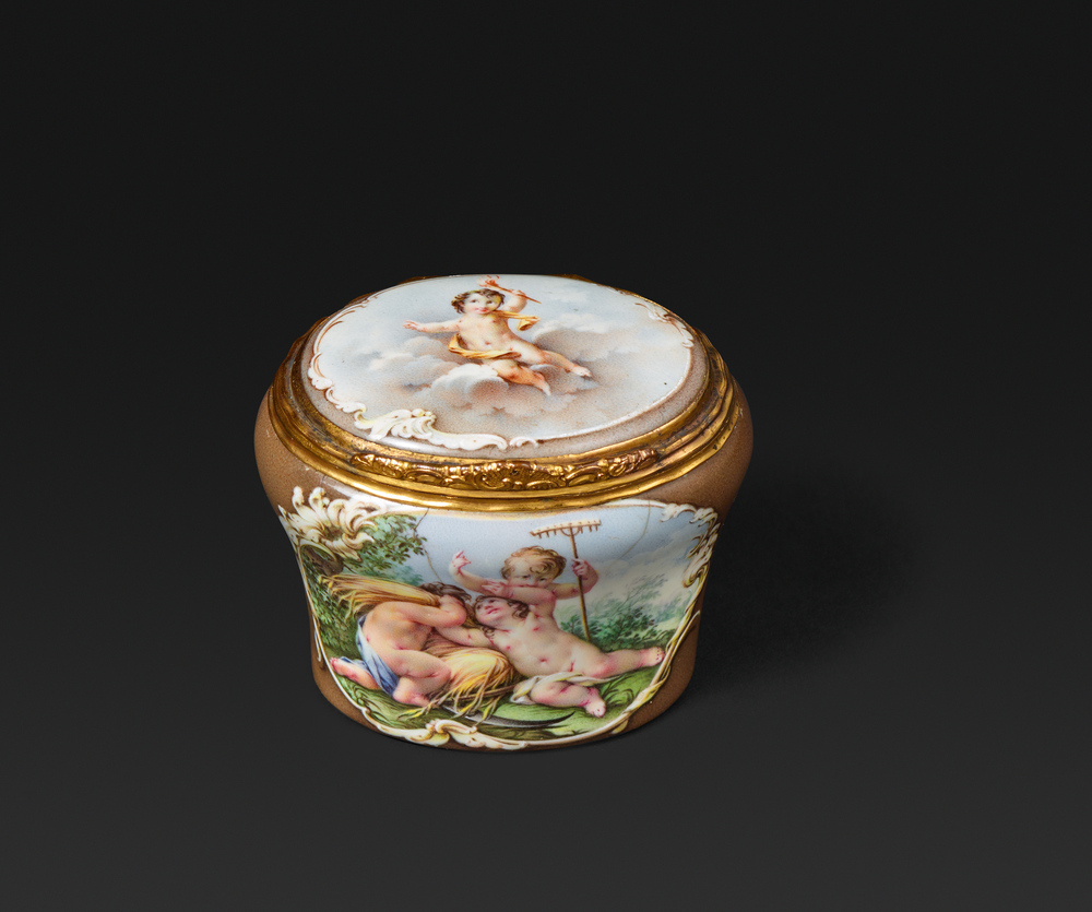 Une belle boîte en porcelaine