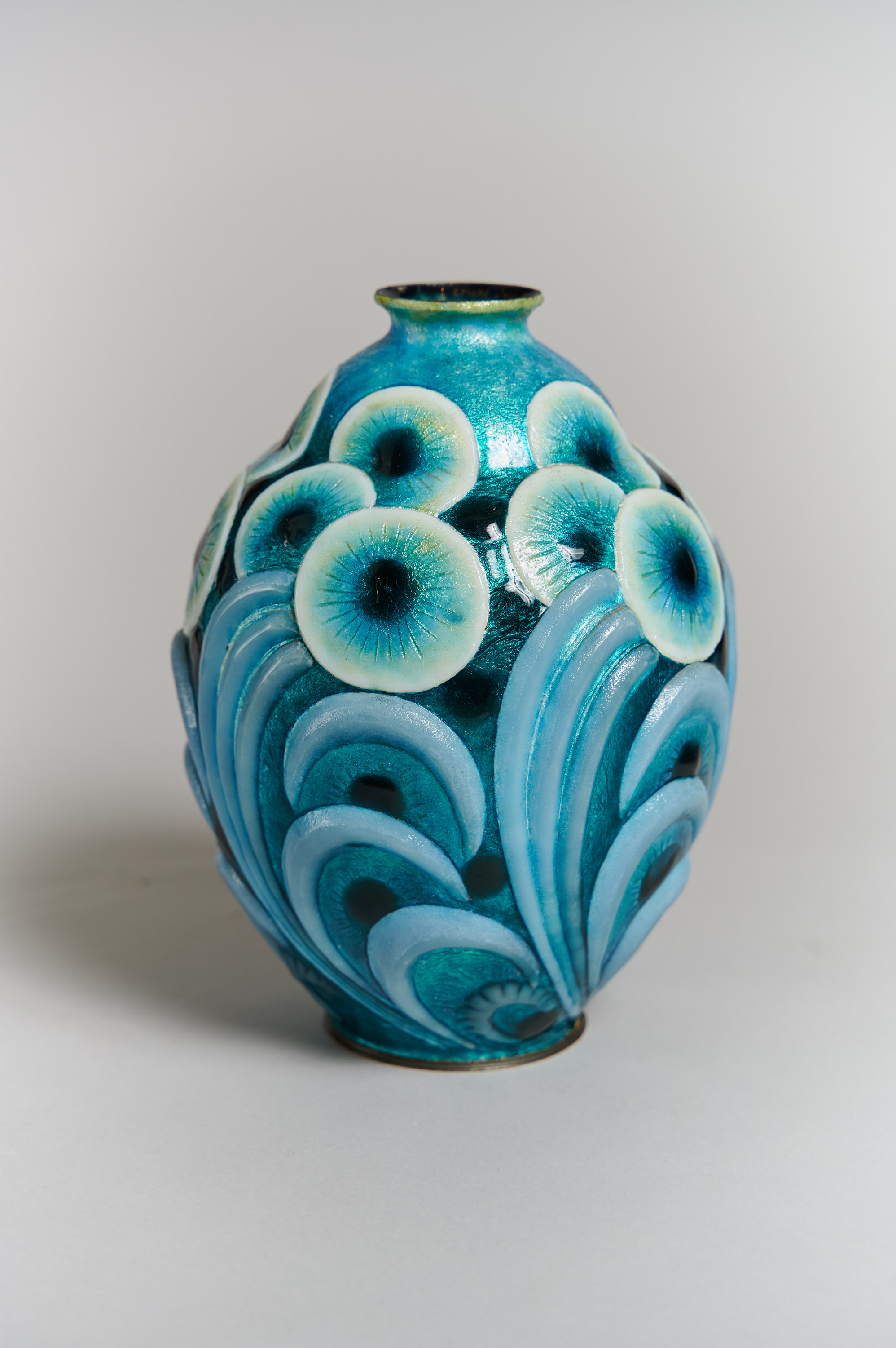 Vase en cuivre émaillé dans les tons turquoise