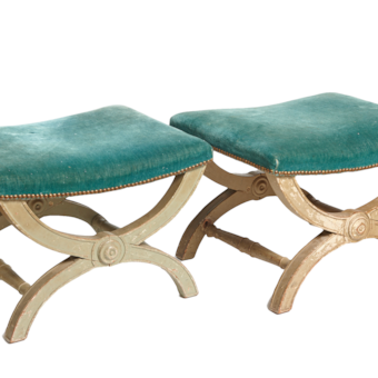 Une paire de grands tabourets