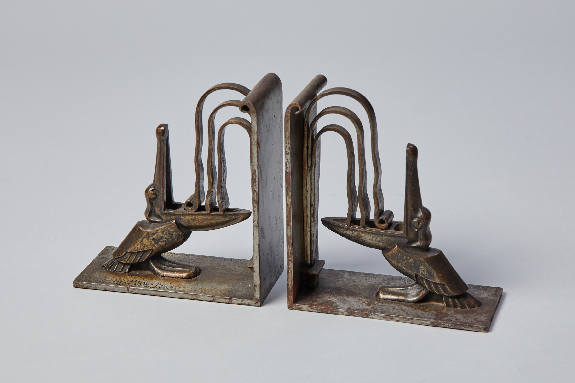 Une paire de serre-livres Art déco en forme de pélicans