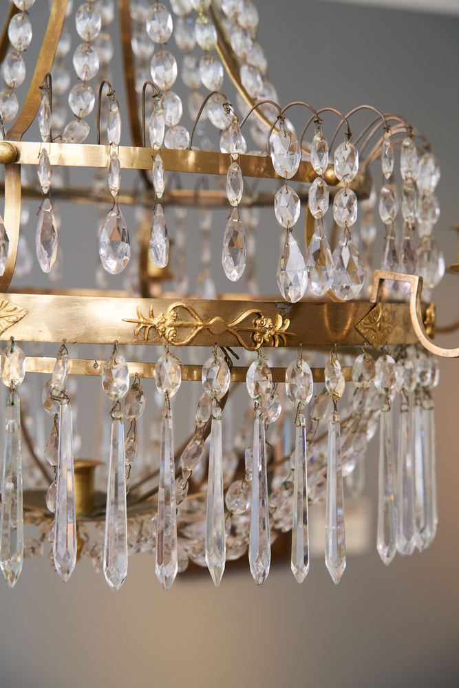 Un petit lustre de plafond a prisme