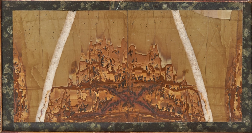 Une plaque en Pietra Albarese avec quartz rose et peinture a l'huile