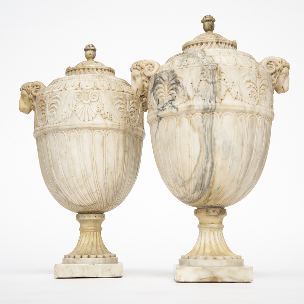 Paire de vases en marbre de style néoclassique