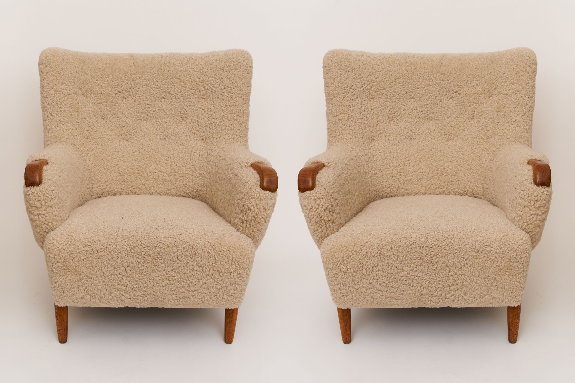 Sesselpaar mit Schafwolle bezogen