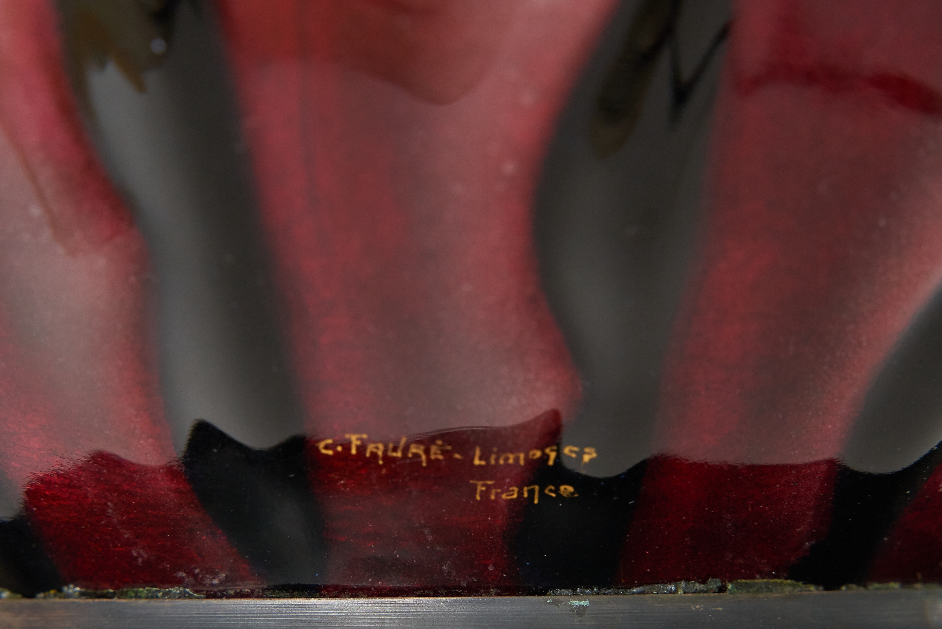 Emaillierte Kupfervase Weißes Schneckenmuster auf rotem, weißem und schwarzem Hintergrund