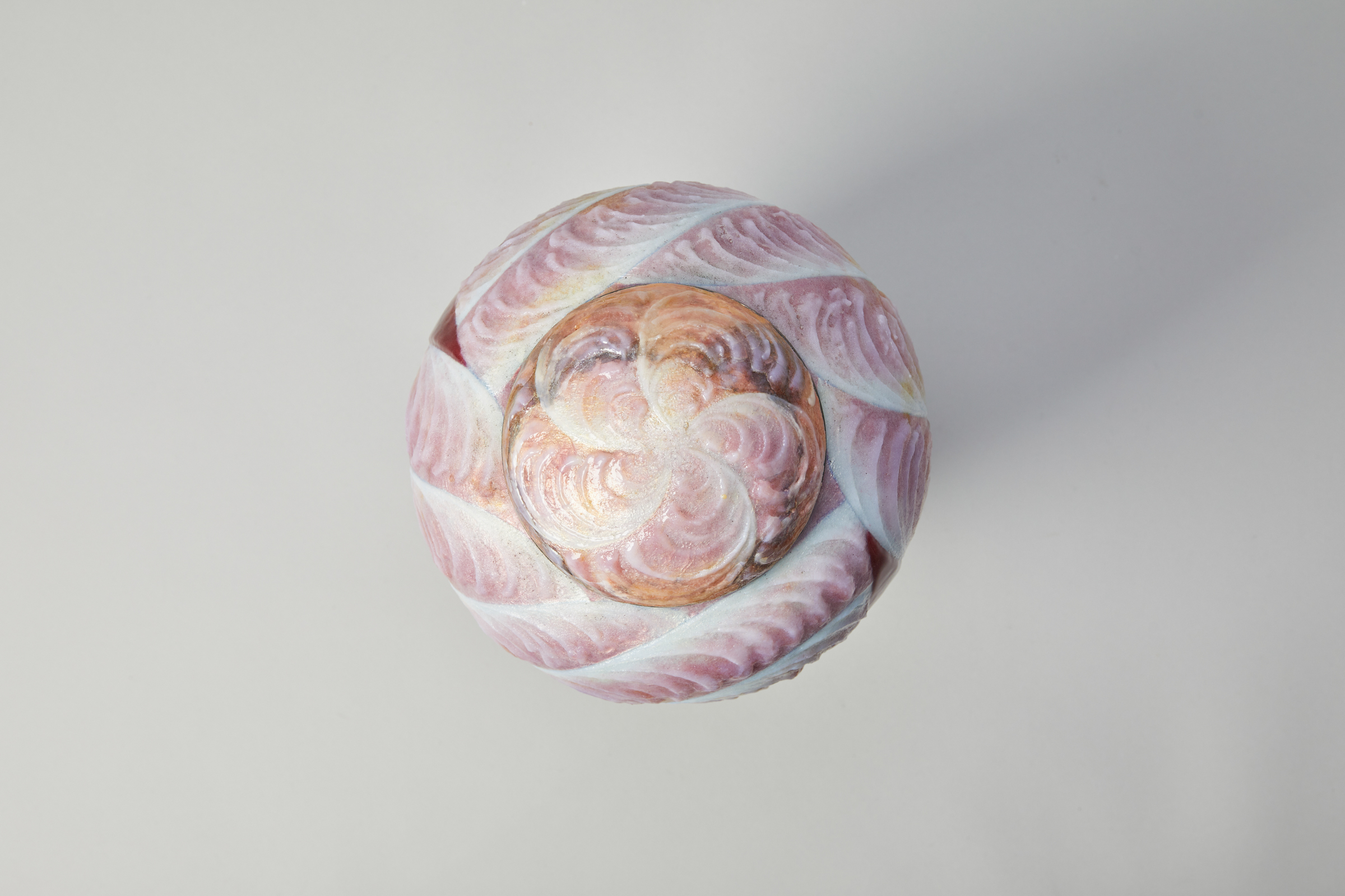 Kupfer mit Relief-Emaille überzogen, mit einem Muster aus gewellten Blättern