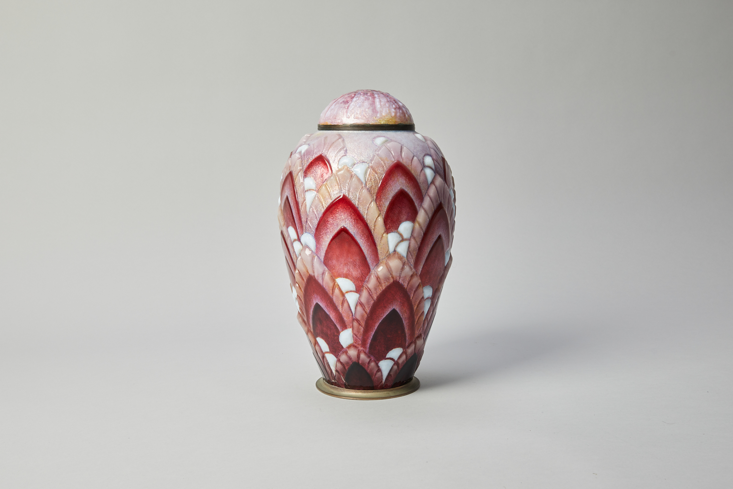 Vase en cuivre émaillé avec motif stylisé de feuillage dans les tons rouge et blanc