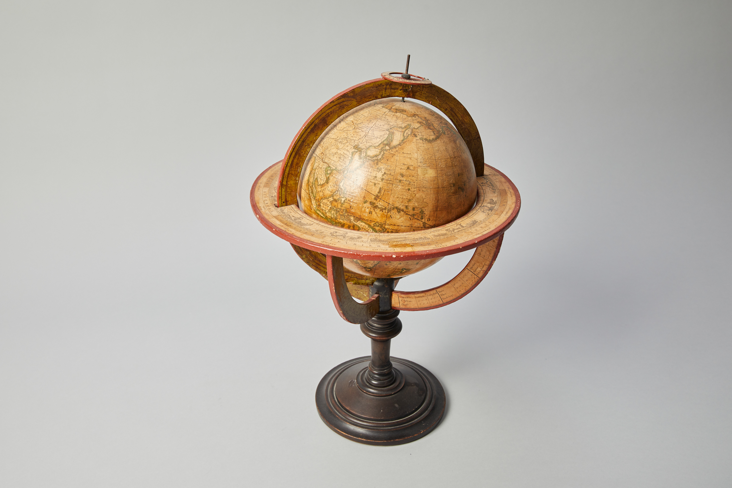 globe terrestre
4 quadrants méridiens avec points cardinaux et subdivisions, vents, mois et 12 signes du zodiaque, horloge à aiguille