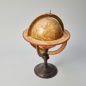 4 Meridian-Viertelkreise mit Himmelsrichtungen und Unterteilungen, Winden, Monaten und 12 Tierkreiszeichen, Zeigeruhr