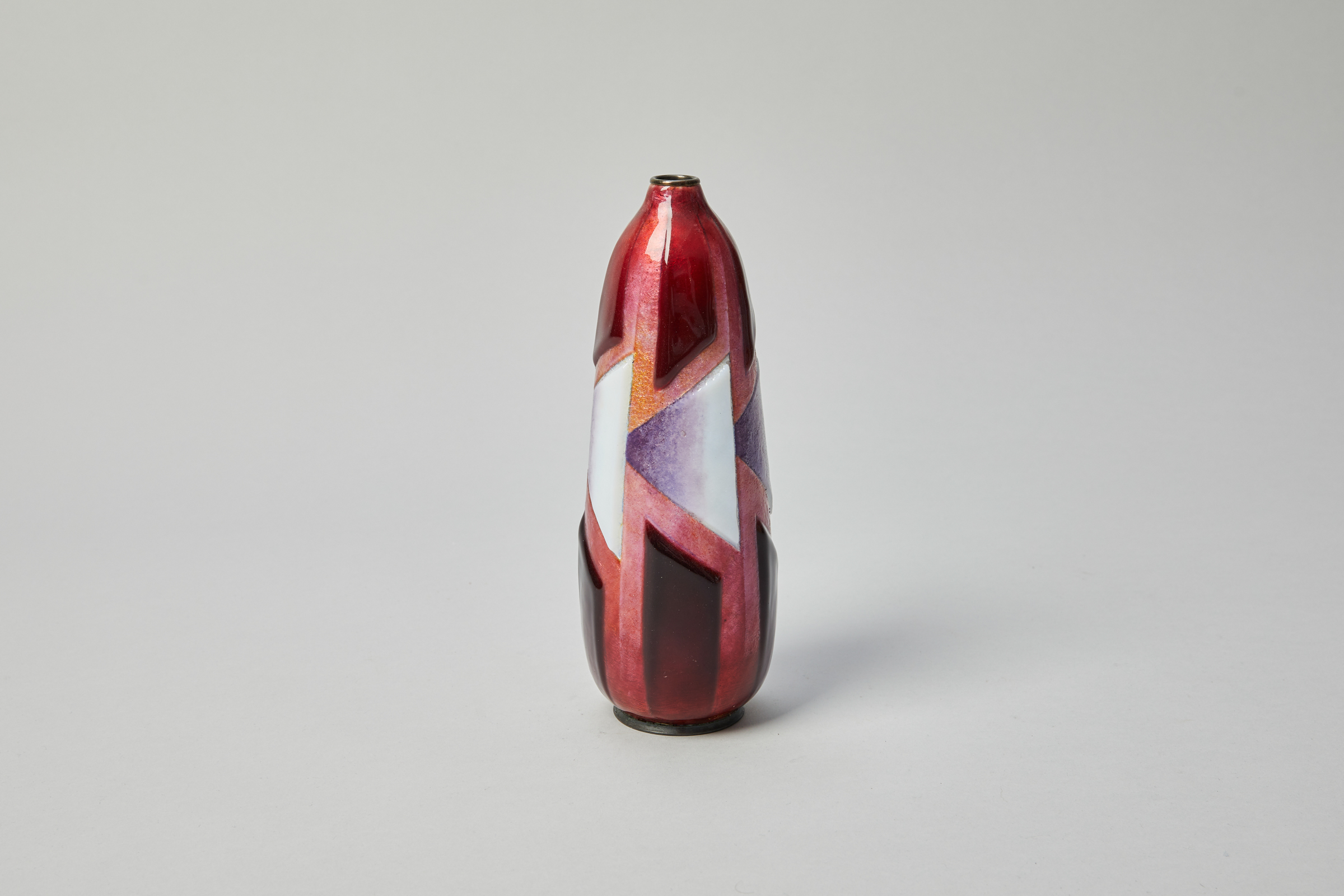 Vase conique en cuivre émaillé
avec décor émaillé en léger relief composé de motifs géométriques blancs et rouges