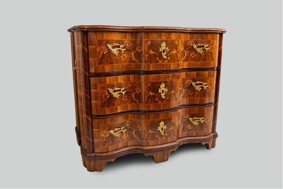 Élégante commode rococo à marqueterie florale 
