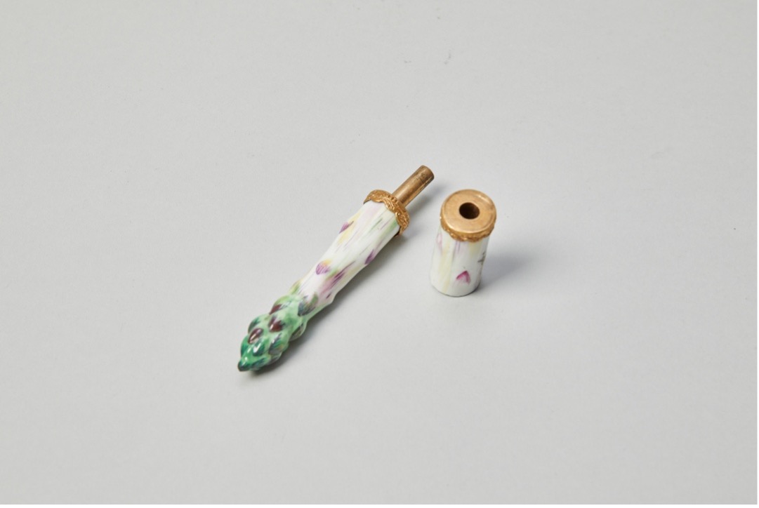 Seltene Nadelbüchse in Form eines Spagels