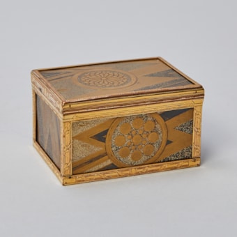 Rare black lacquer snuffbox with gold painting