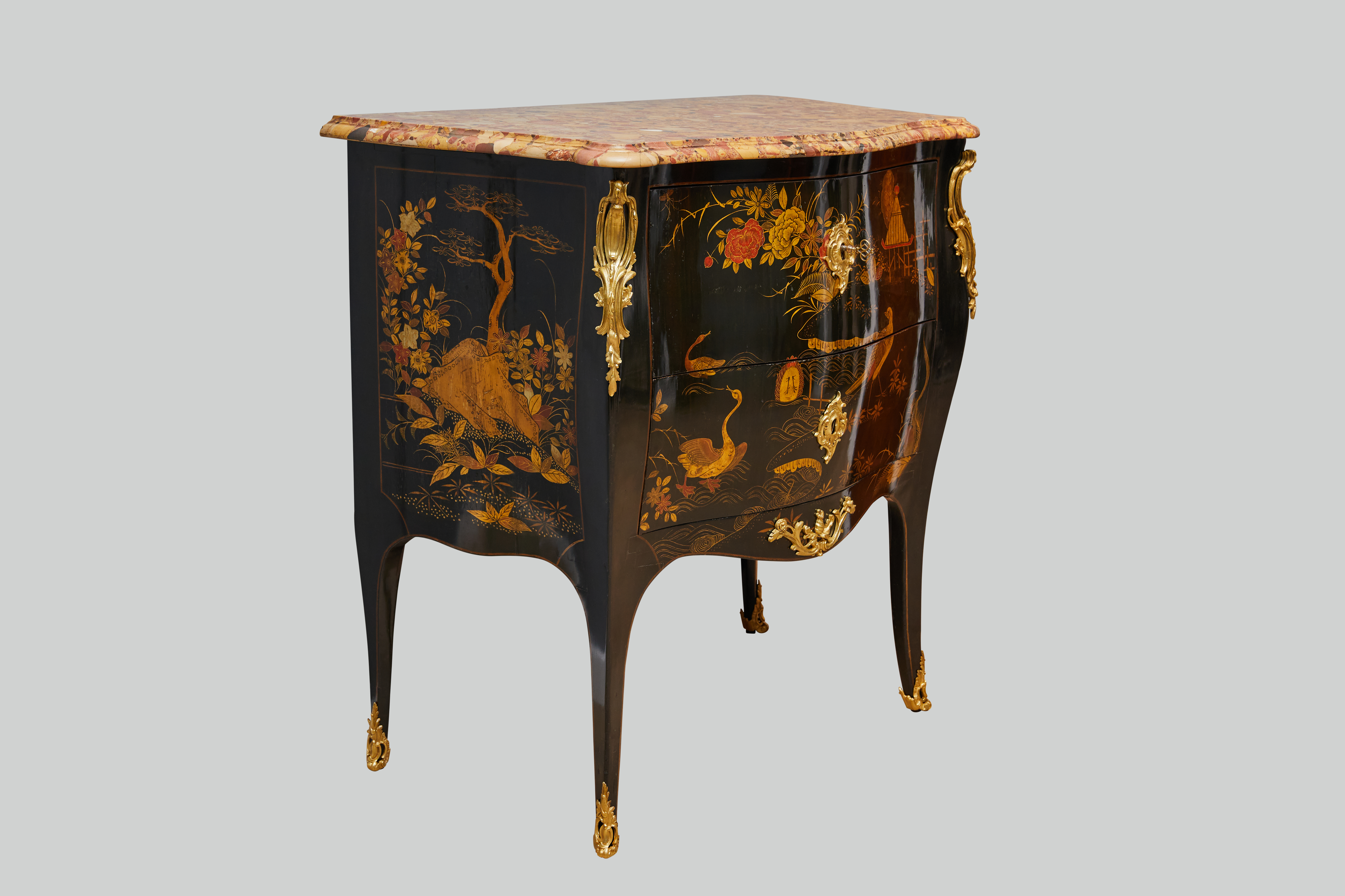 Eine feine Schwarzlackkommode