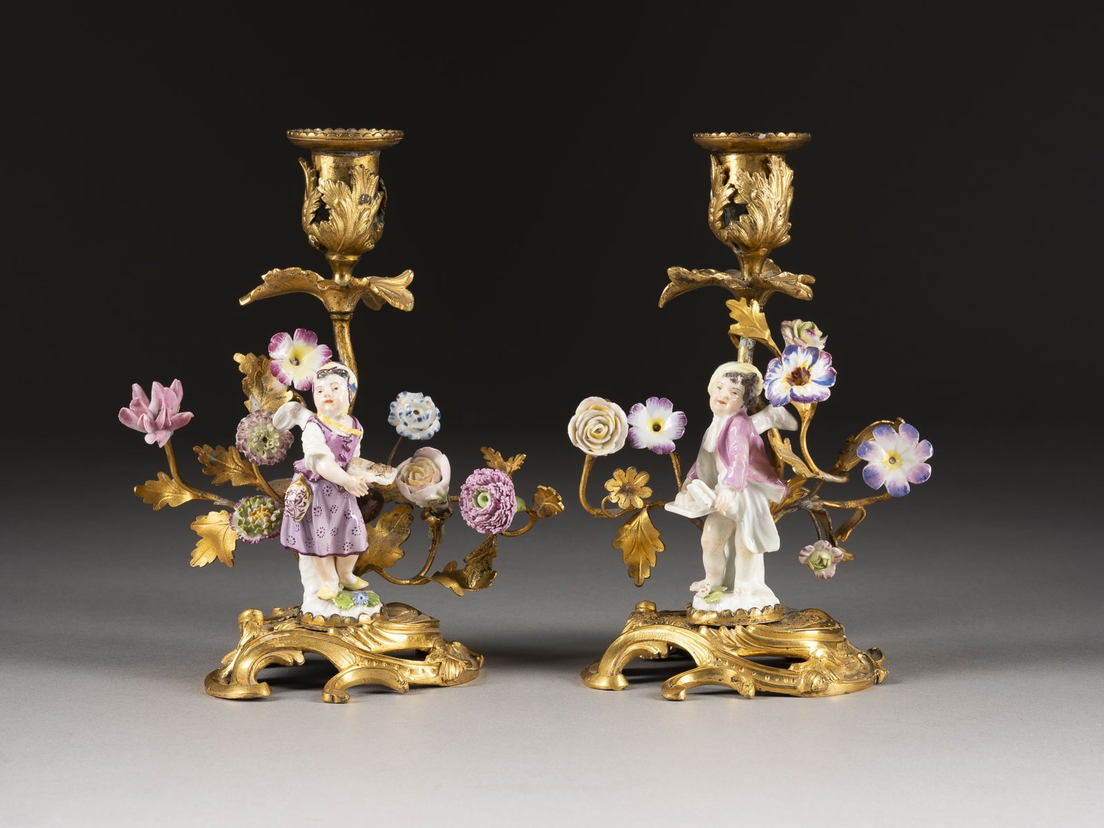 Paire de bougeoirs avec cupidons