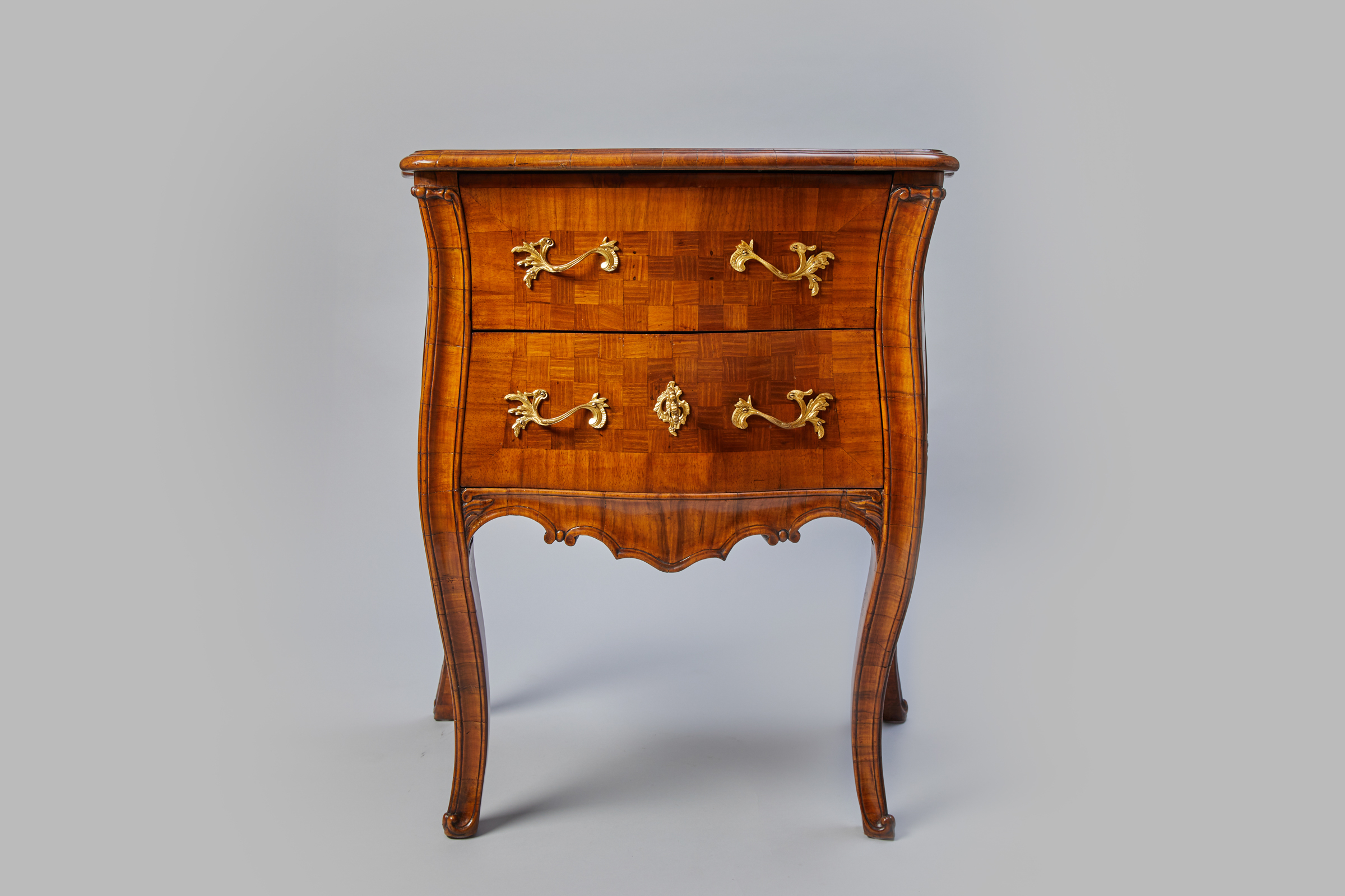 A fine small Main-Franconian chest of drawers. A fine small Main-Franconian chest of drawers<br />
<br />
probably Mannheim around 1750<br />
<br />
Walnut on oak in marquetry technique<br />
&nbsp;and finely profiled carving<br />
<br />
Original bronze fittings, key added later<br />
<br />
<br />
<br />
<br />
&nbsp; | Ralph Gierhards Antiques & Fine