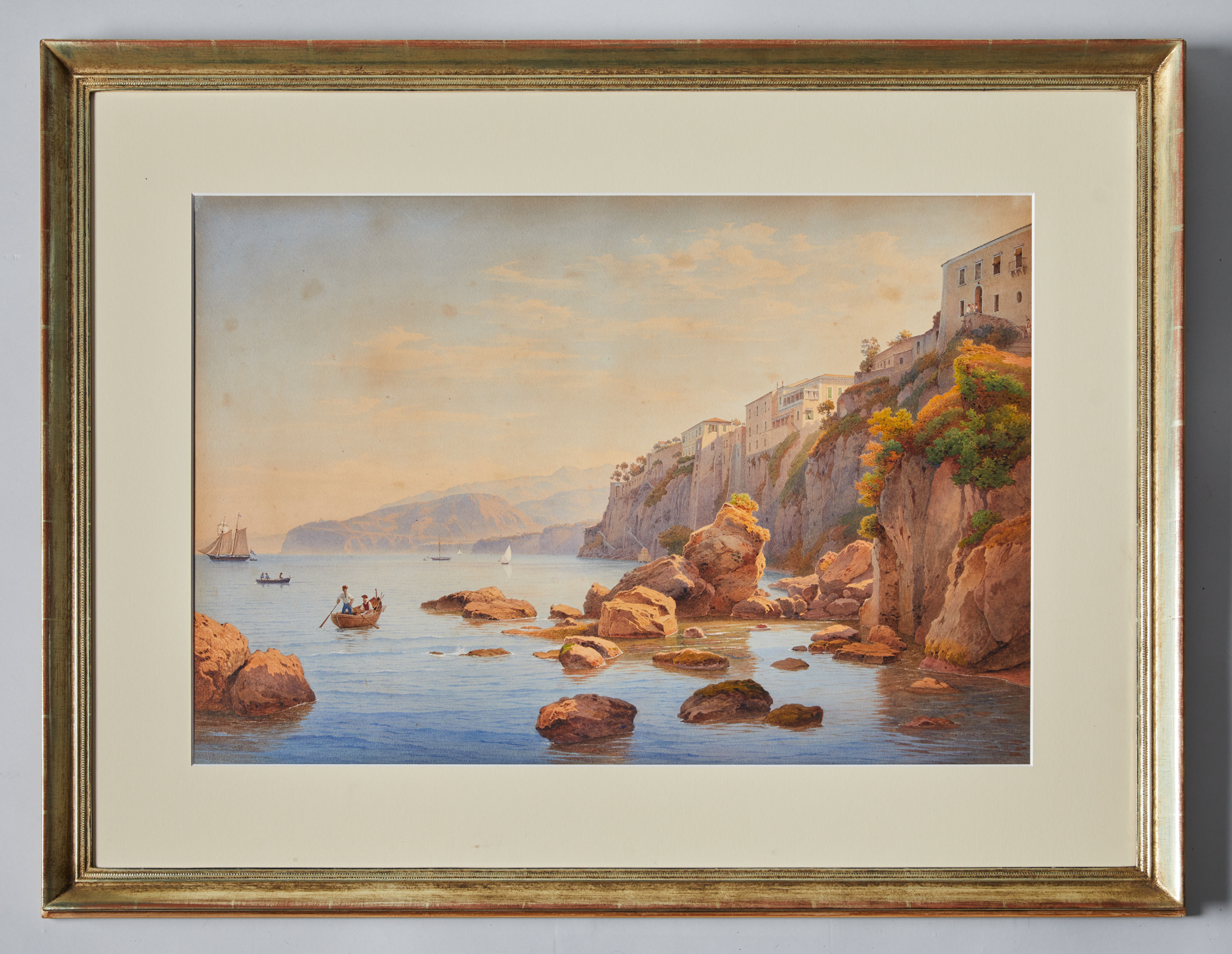 Vue de la baie de Sorrente avec des bateaux et des voiliers