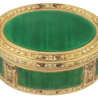 Oval Hanau snuff box made of 3-coloured gold with green guilloché enamel