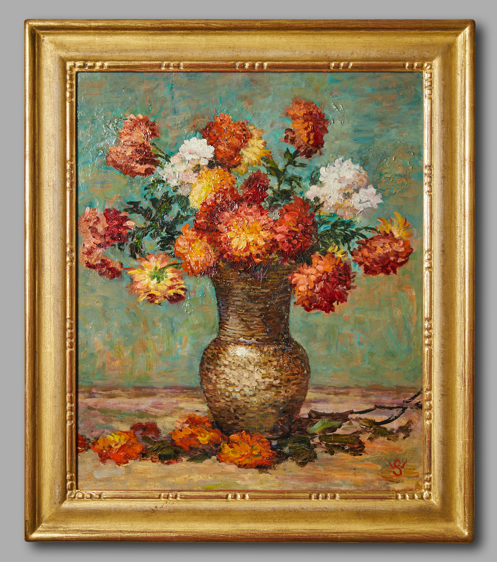 Dahlias dans un vase balustre sur fond vert turquoise