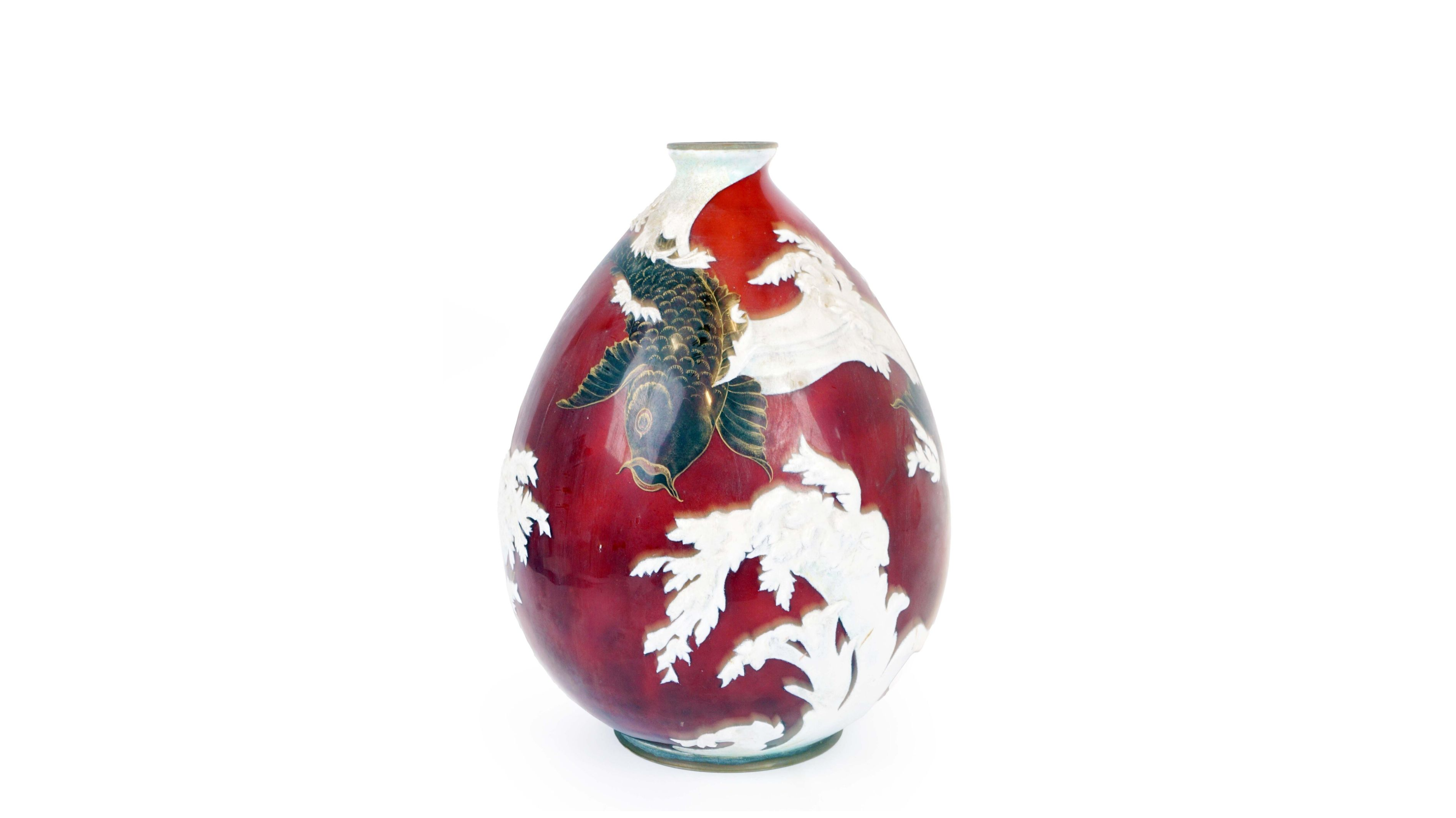 Kupfervase mit Koi-Karpfen verziert