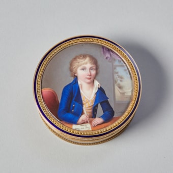 Bonbonnière en verre dans un cadre en or émaillé avec 
un portrait en émail très raffiné signé