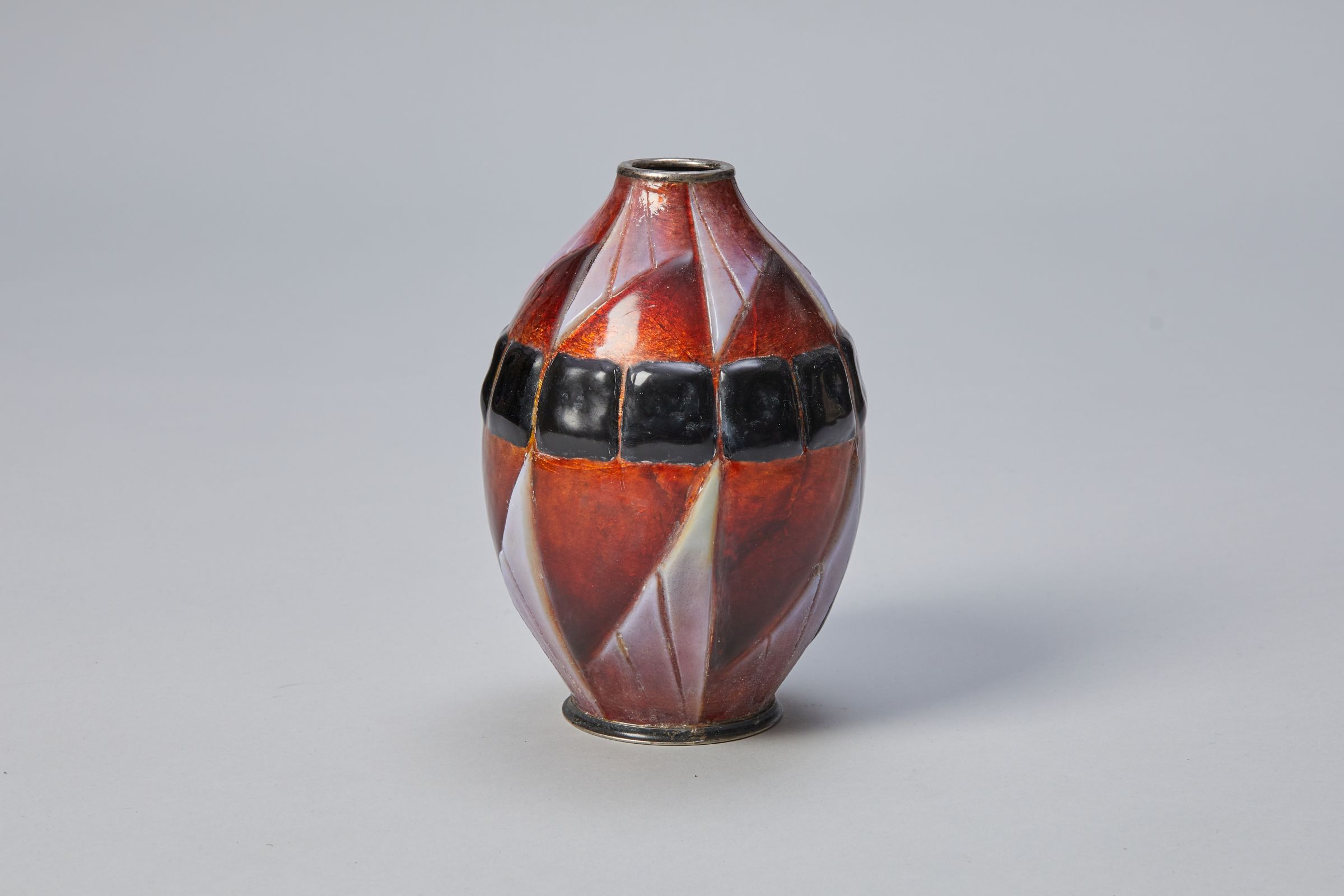Vase de forme ovale orné d'un motif géométrique