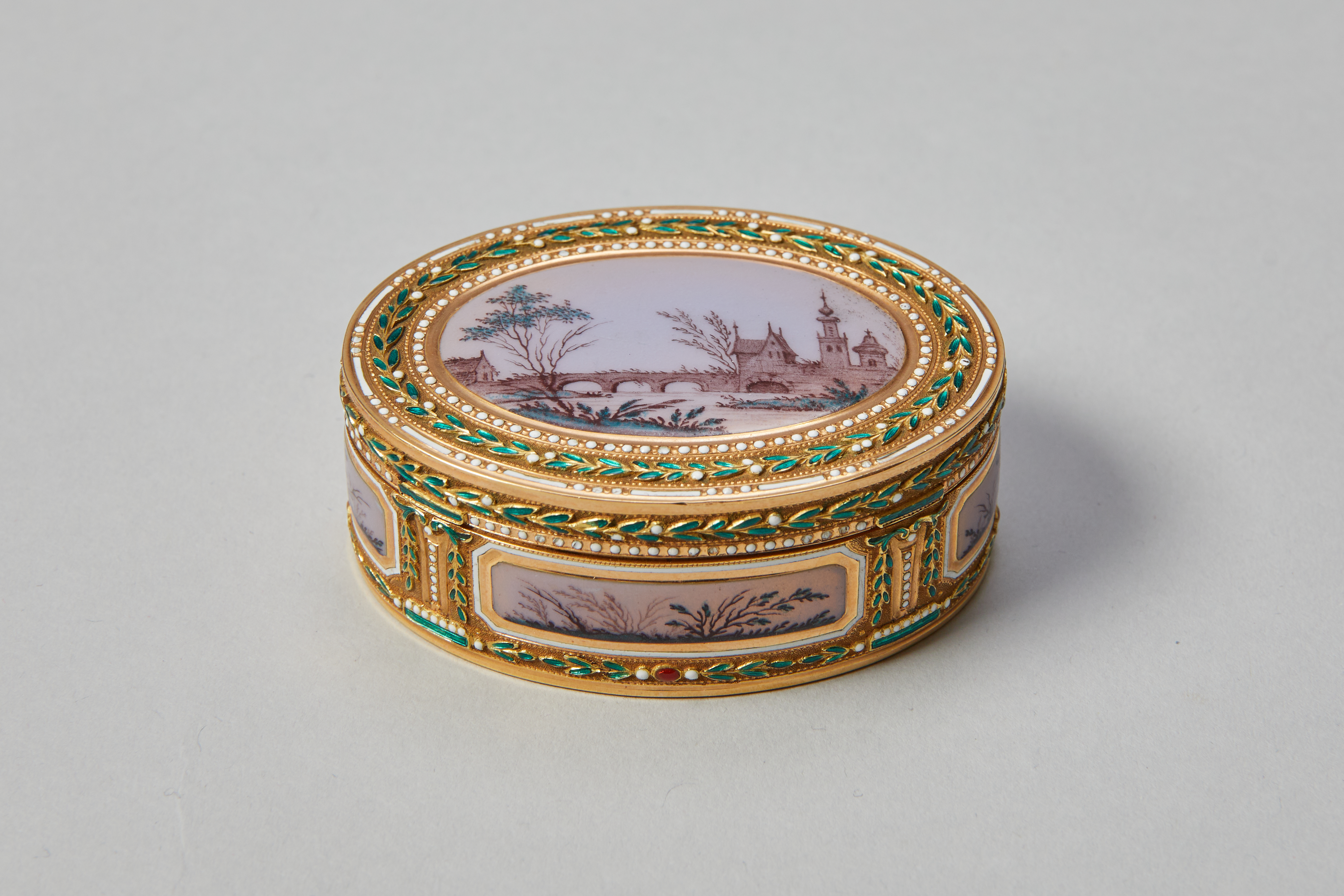 Oval snuffbox in yellow gold with green and white enamel 