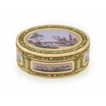 Tabatière ovale en or jaune, ornée de motifs floraux en émail