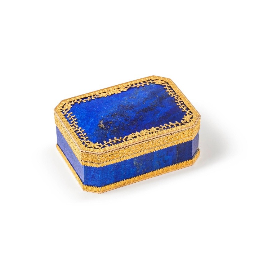 A Lapis lazuli snuff box