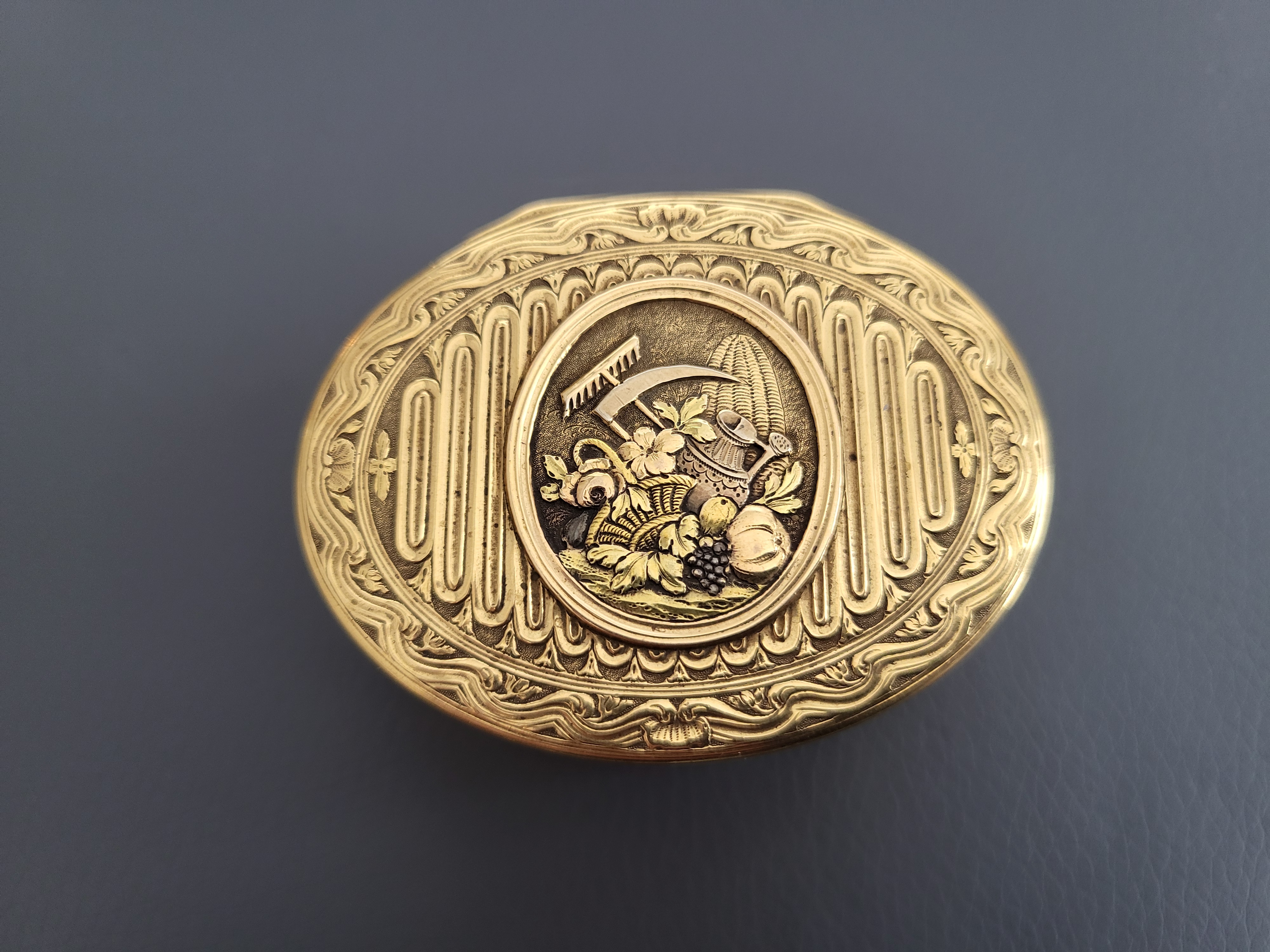 OVAL SNUFF BOX in gold, Louis XV period