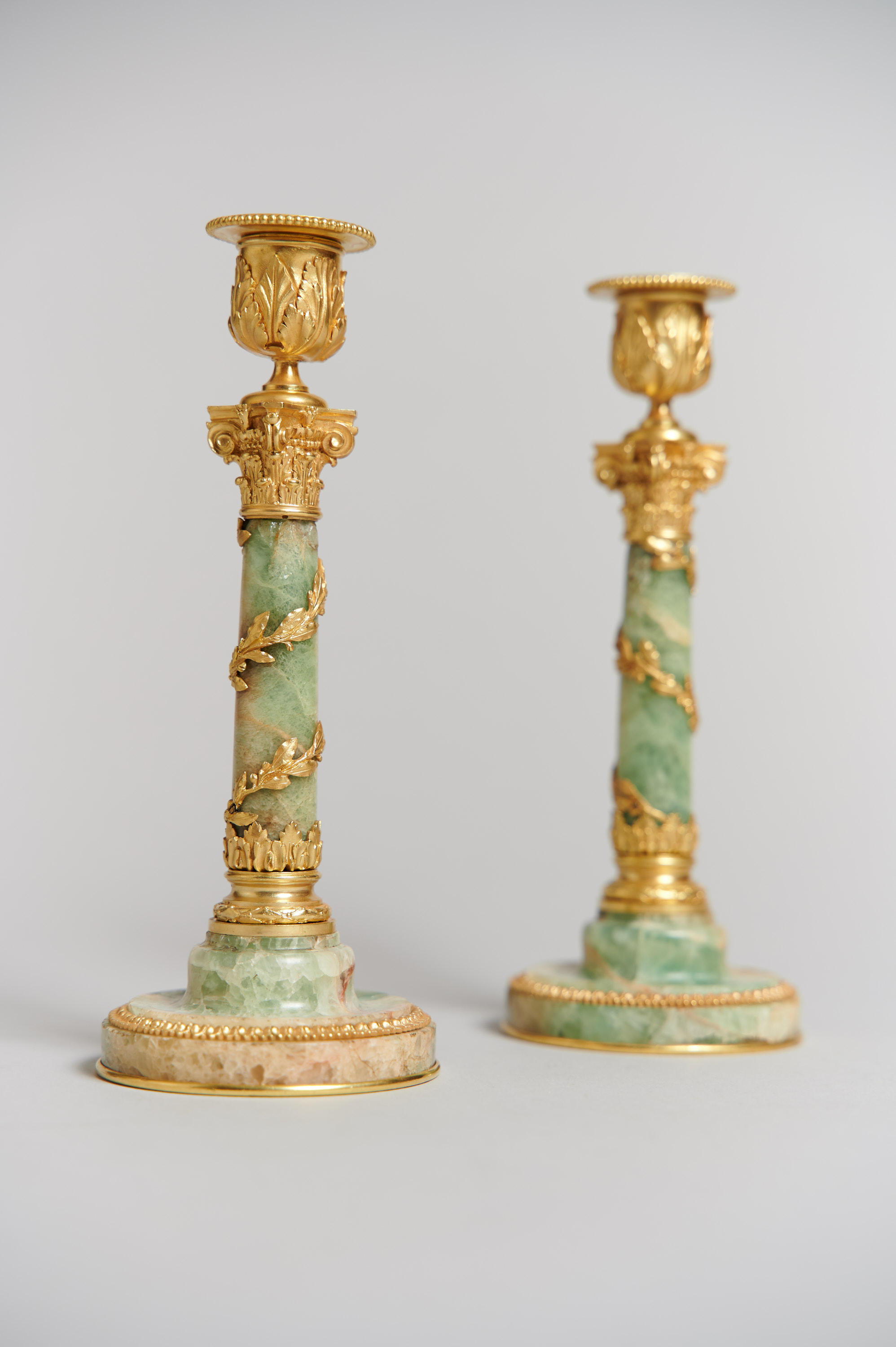 une paire de chandeliers en fluor spath