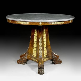 Table de salon ronde
« Aux Pattes de Lion »