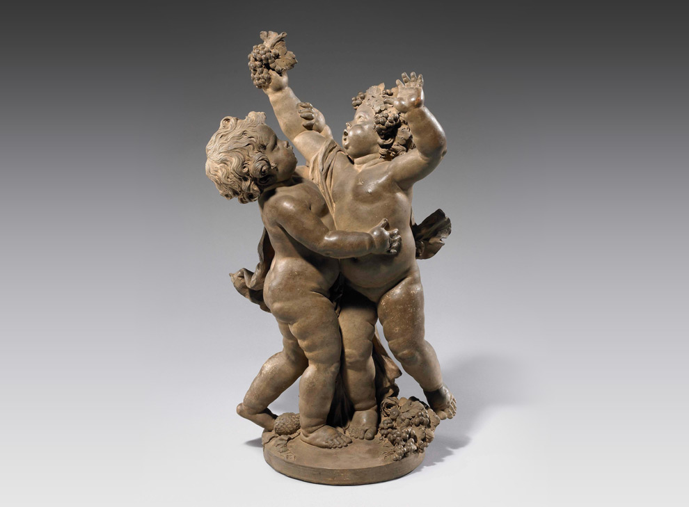 Zwei spielende Putti mit Weinranken