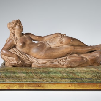Ein schlafendes Mädchen mit einer Rose in der Hand
